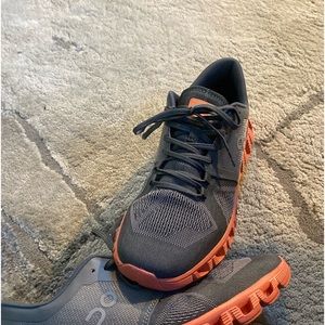 MENS 9.5 ON comfortable running / casual sneakers
